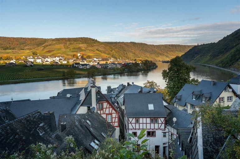 De moezelrivier stroomt voorbij het dorp