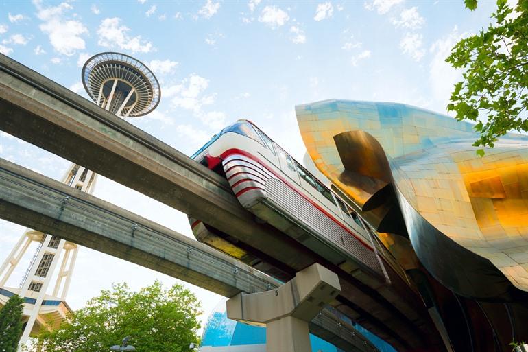 De Monorail rijdt door het museum en langs de Space Needle