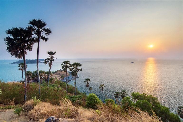 De mooiste zonsondergang bij Laem Phromthep, Phuket