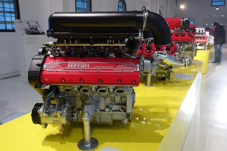 De motoren in het Enzo Ferrari Museum in Modena