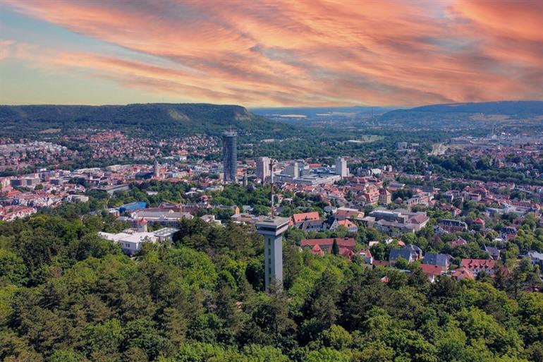 De observatietoren aan de rand van de stad