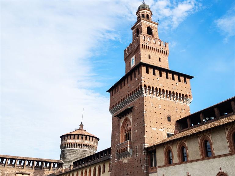 De opvallende Torre Filarete in Castello Sforzesco, Milaan