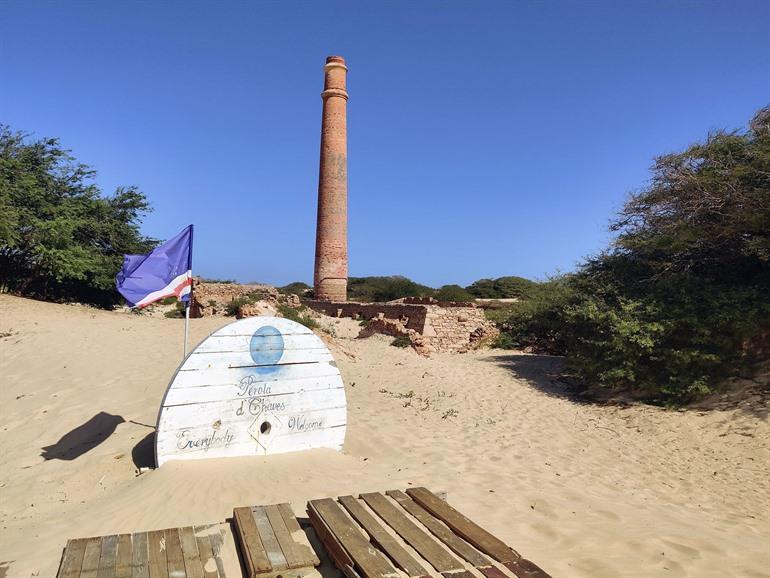 De oude schoorsteen bij Praia de Chaves, Boa Vista