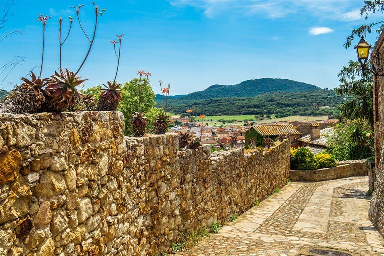 De oude stadsmuren van Pals