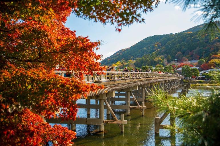 De prachtige brug in Arashiyama