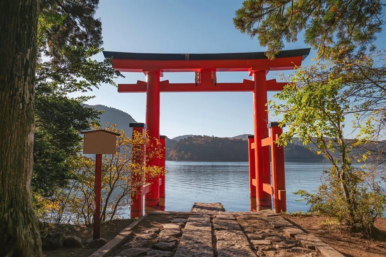 De rode poort bij de Hakone-schrijn