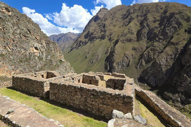 De ruïnes van de oude Inca-nederzetting Llactapata