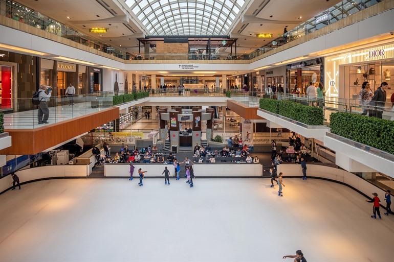De schaatsbaan in het midden van The Galleria