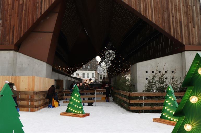 De schaatspiste onder de Stadshal
