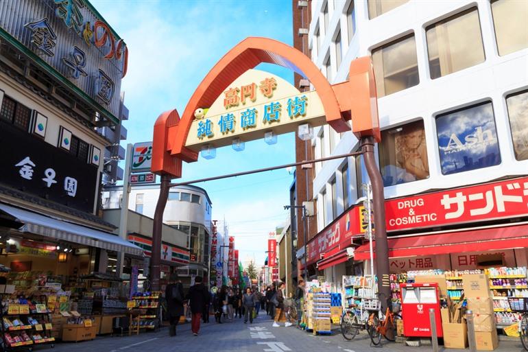 De shoppingstraat in Koenji