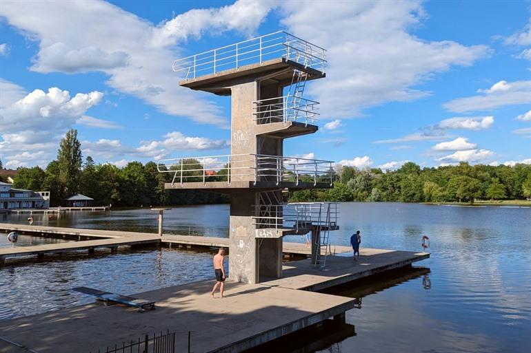 De Sprungturm bij Großer Woog