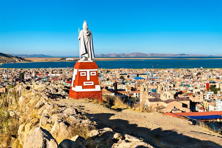 De stad Puno met uitzicht op het meer