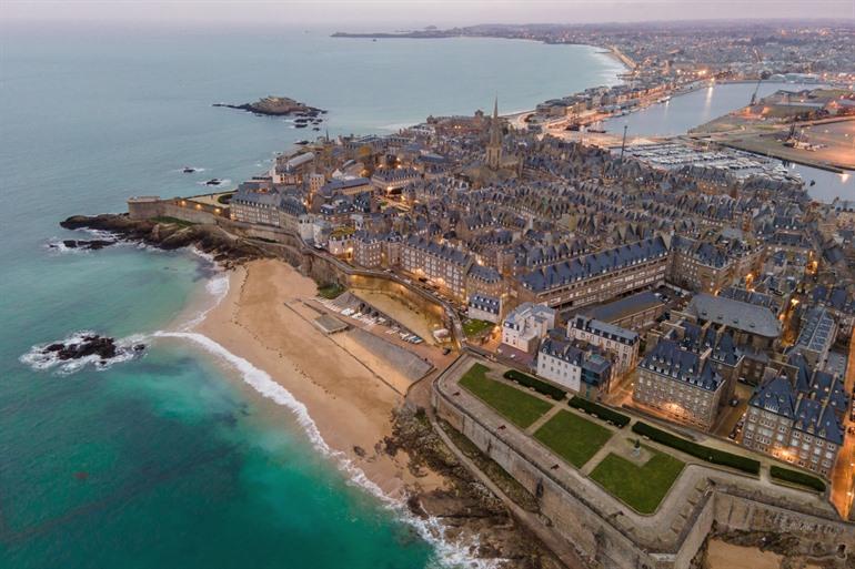 De stad Sain-Malo naast Dinard