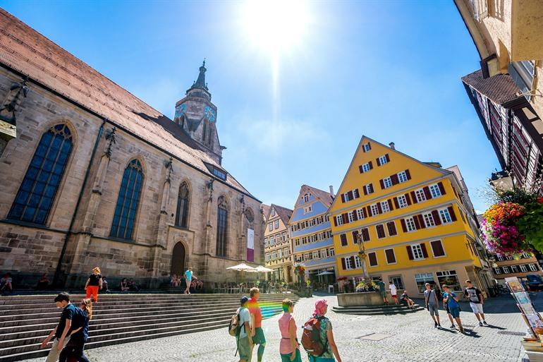 De Stiftskirche op de Holzmarkt van Tübingen