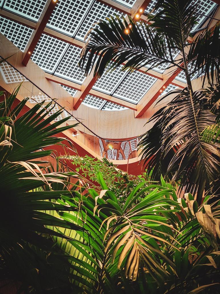 De subtropische binnentuin in Hotel Jakarta