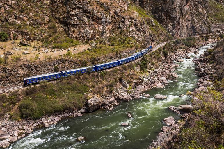 De trein van Ollantaytambo naar Machu Picchu