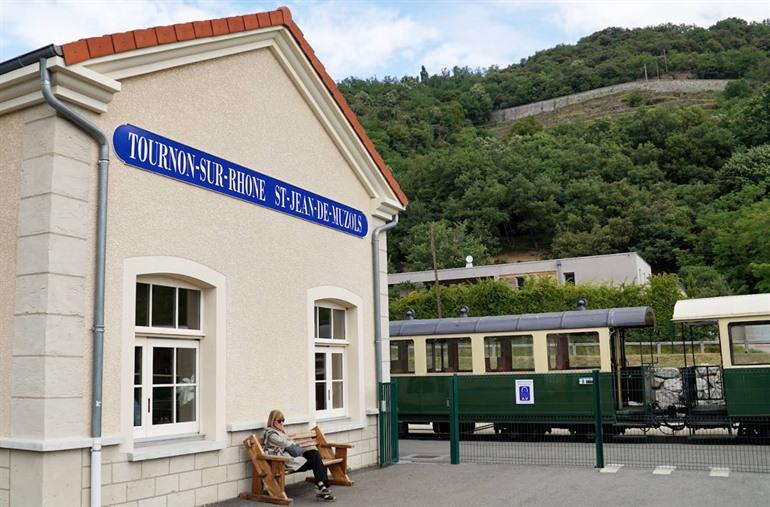 De trein vertrekt in Tournon-sur-Rhône