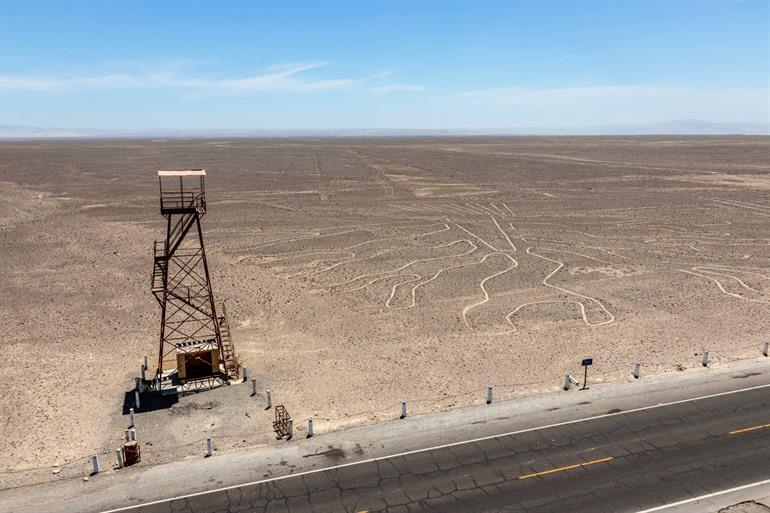 De uitkijktoren bij een van de Nazca-figuren