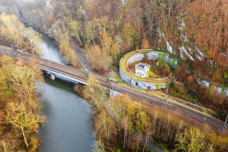 De verlaten halte naast de treinsporen