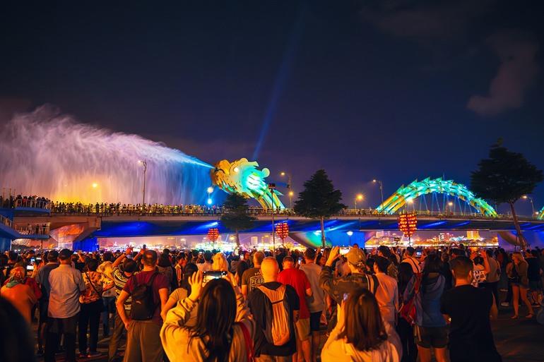 De vuur- en watershow bij de Dragon Bridge, Da Nang