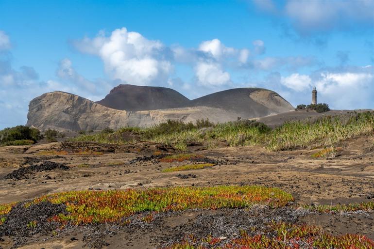 De vuurtoren Farol dos Capelinhos op Faial