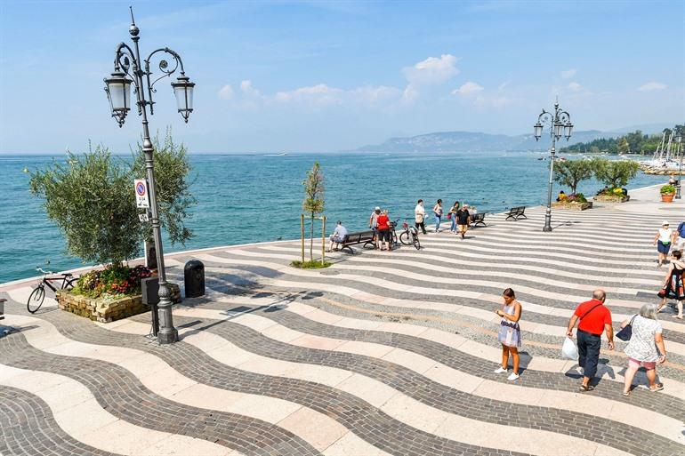 De wandelpromenade van Lazise