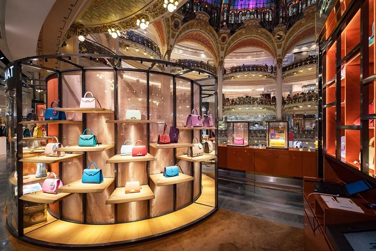 De winkels van Galeries Lafayette bezoeken in Parijs