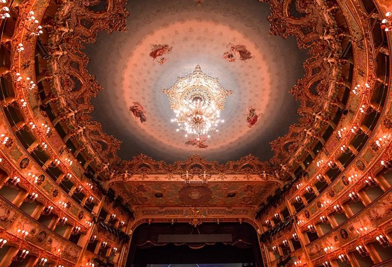 De zaal van het theater