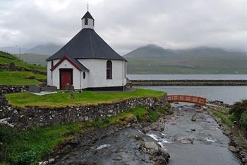 De zeshoekige Haldarsvík kerk, eiland Streymoy 