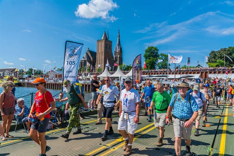 Deelnemers Nijmeegse Vierdaagse Feesten komen toe in Cuijk, Gelderland