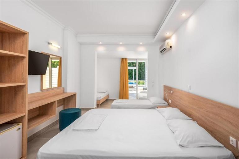 Delfinia Resort Hotel boeken