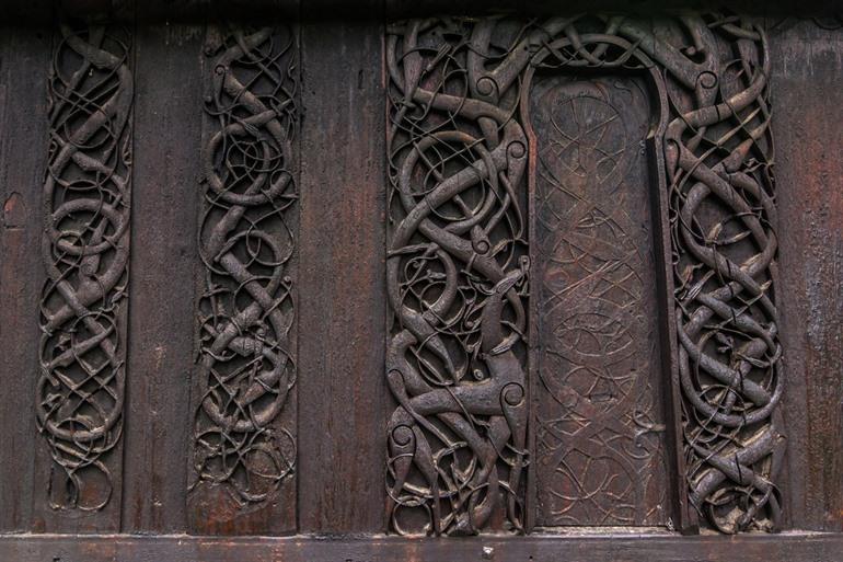 Detail houtsnijwerk staafkerk van Urnes