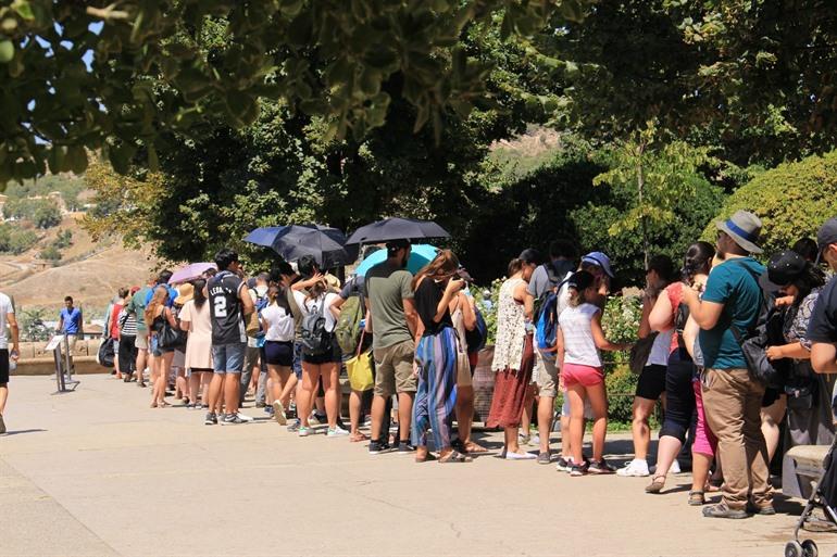 Dit zijn de wachtrijen in het hoogseizoen ... online bestellen is de boodschap !