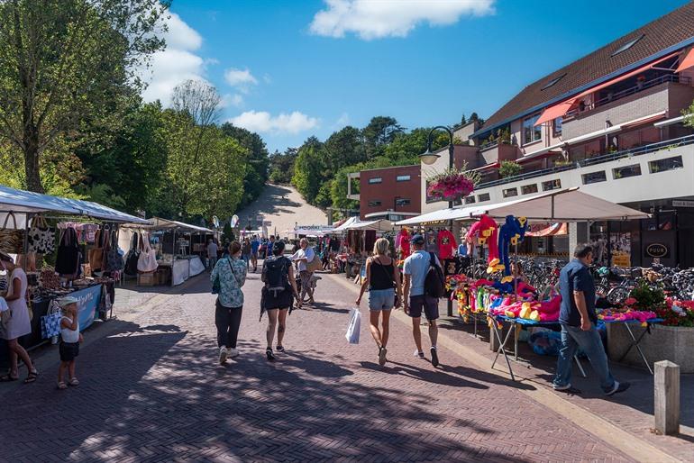 Dorpscentrum voor de klimduin in Schoorl, Noord-Holland