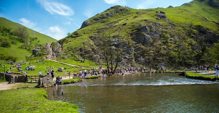 Dovedale stepping stones in het Peak District