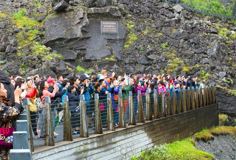 Drukte bij de Kjosfossen waterval in Noorwegen