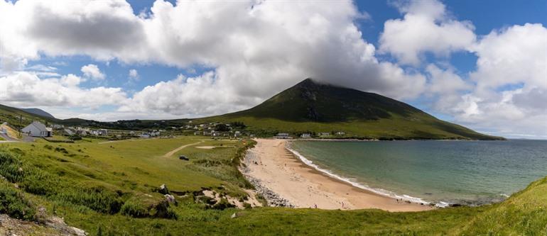 Dugort Beach aan de voet van Slievemore Mountain, Achill Island