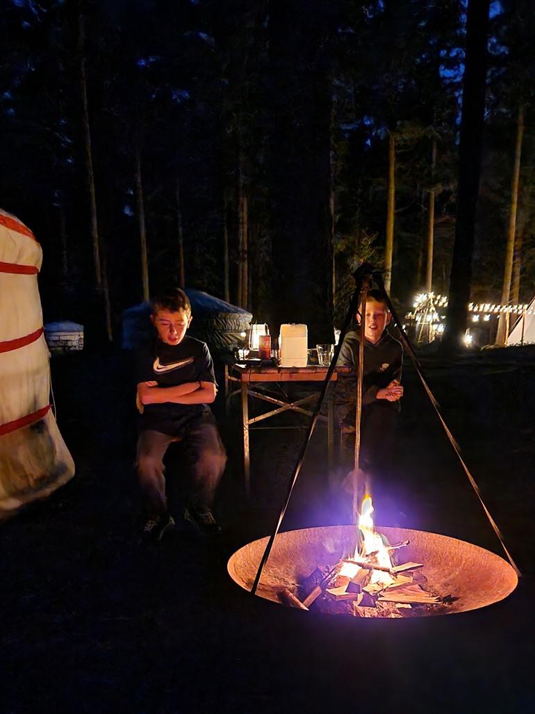 Een gezellig kampvuur op Winterwoods Drenthe