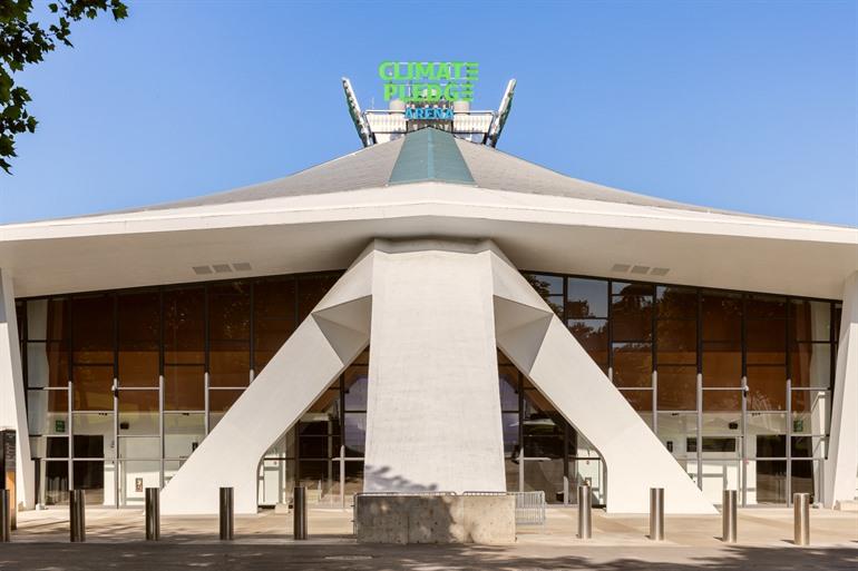 Een ingang van de Climate Pledge Arena