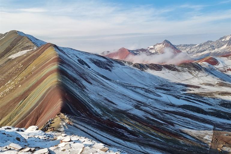 Een kleine sneeuwlaag over de bergen
