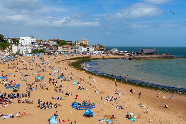 Een levendige zomerdag in Margate Main Sands