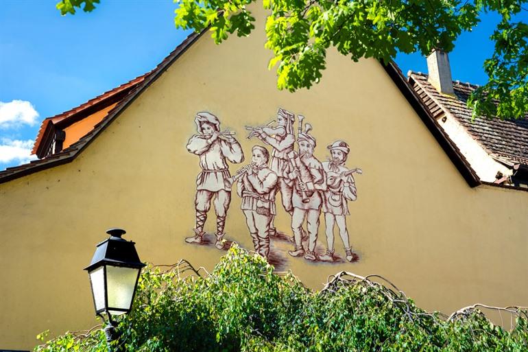 Een muurschildering van de Pied Piper leidende kinderen