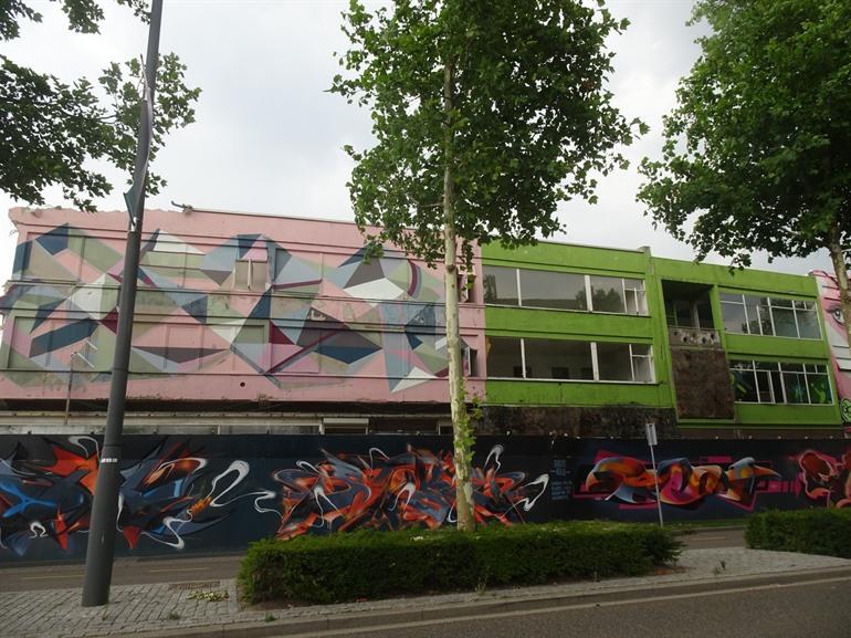 Een roze tekening op een leegstaand pand in Heerlen
