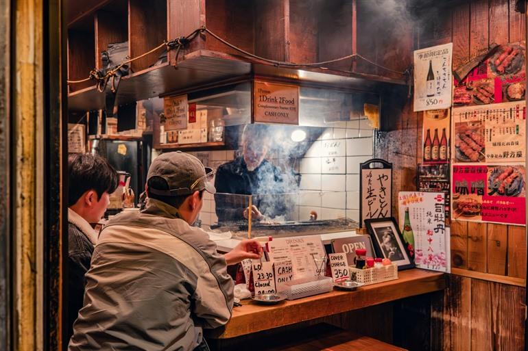Een van de izakaya’s in Omoide Yokocho