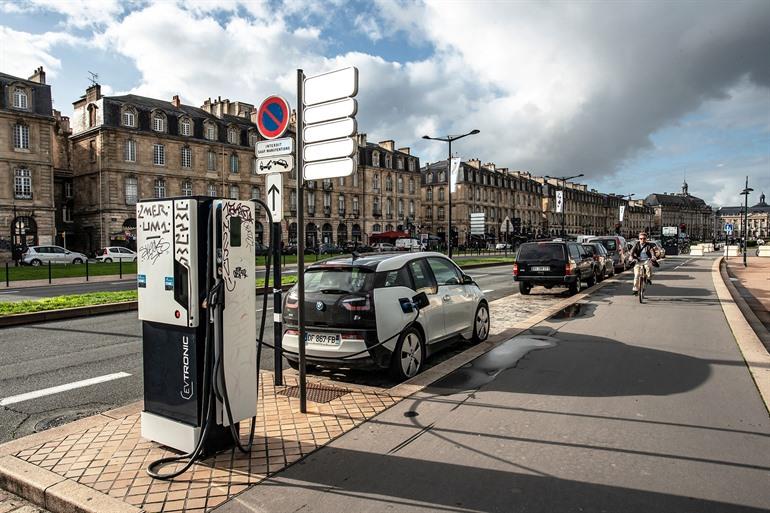 Elektrisch laden, centrum van Bordeaux, Frankrijk