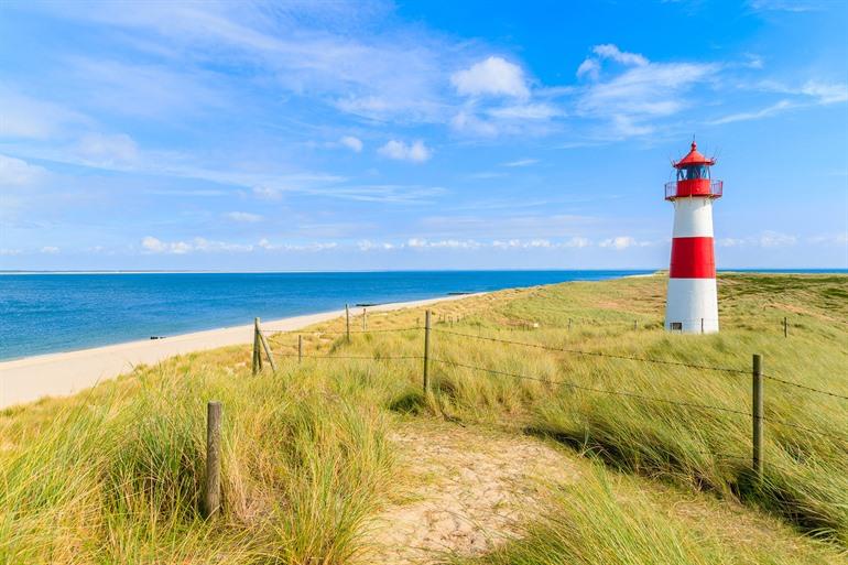 Ellenbogen-vuurtoren op zandduin aan het strand, Sylt