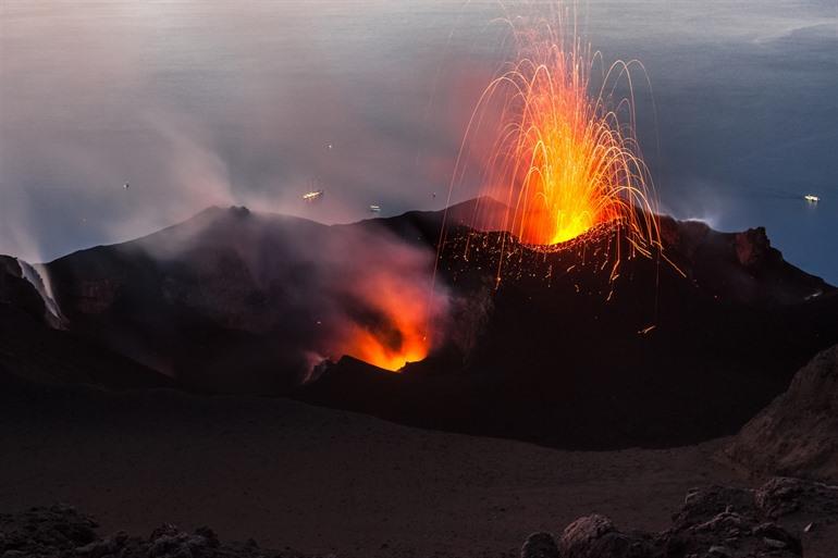 Erupties van de Stromboli vulkaan, Sicilië 