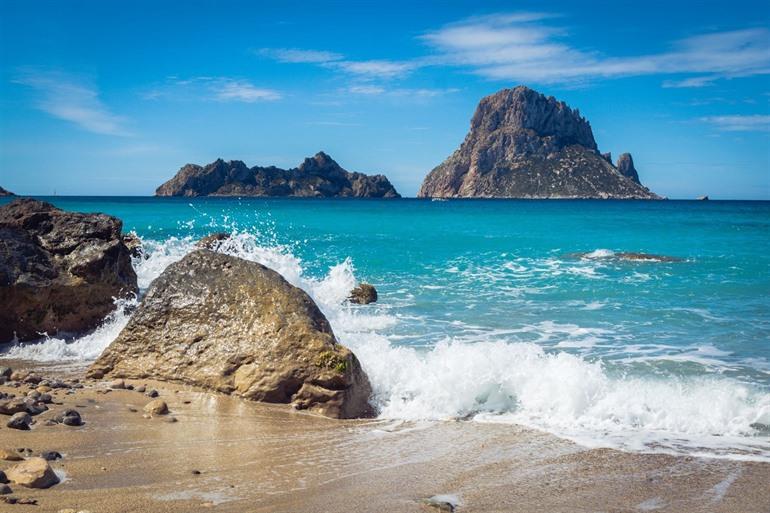 Es Vedra op de achtergrond