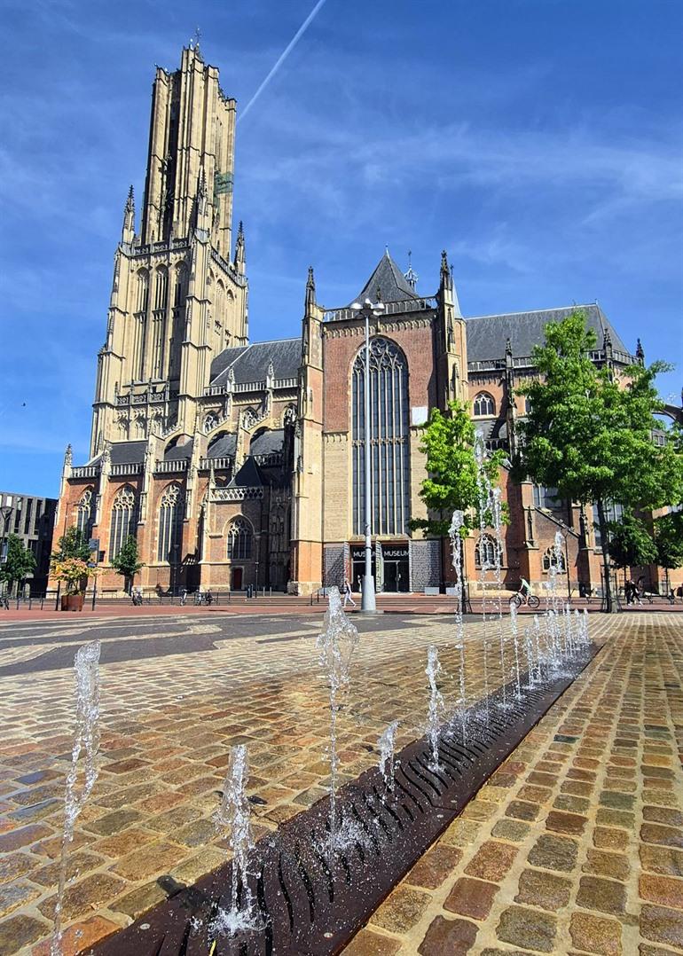 Eusebiuskerk en fonteinen op het marktplein, Arnhem