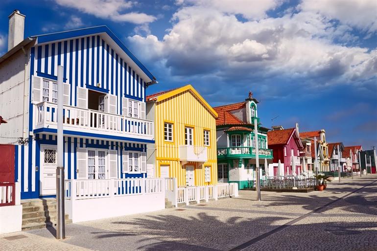 Felgekleurde huisjes aan de Praia da Costa Nova, Aveiro